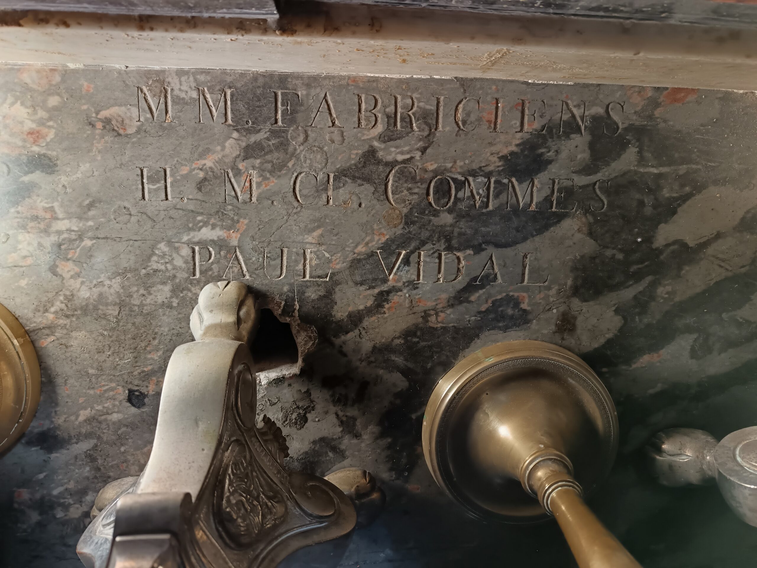 IMG_20260515_152053-scaled Histoire de l'église de Cailhau : Le secret des inscriptions de l'autel