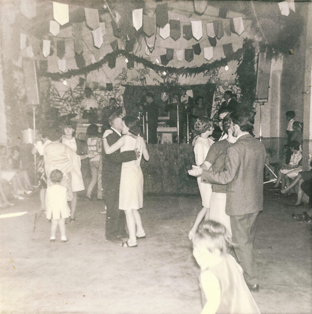 fete-20091965-RT2-1017x1024 1965 : Souvenirs de bal à Cailhau !